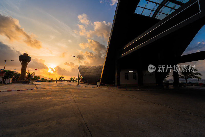 在越南宁静的Con Dao岛上的Con Son镇，新Con Dao客运港口的景色。海岸景观有波浪，海岸线，晴空，碧海，游客和山。